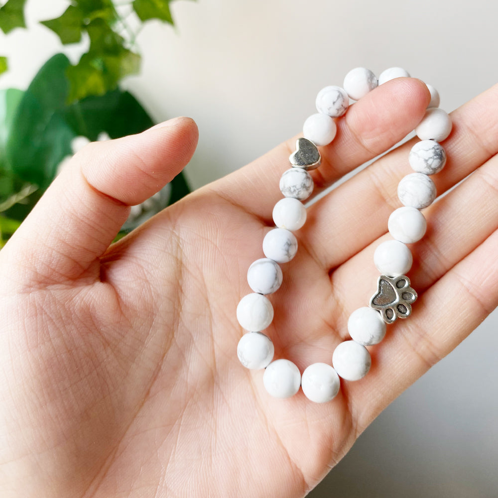 Ručne vyrobený náramok z prírodného kameňa s príveskami labky a srdca