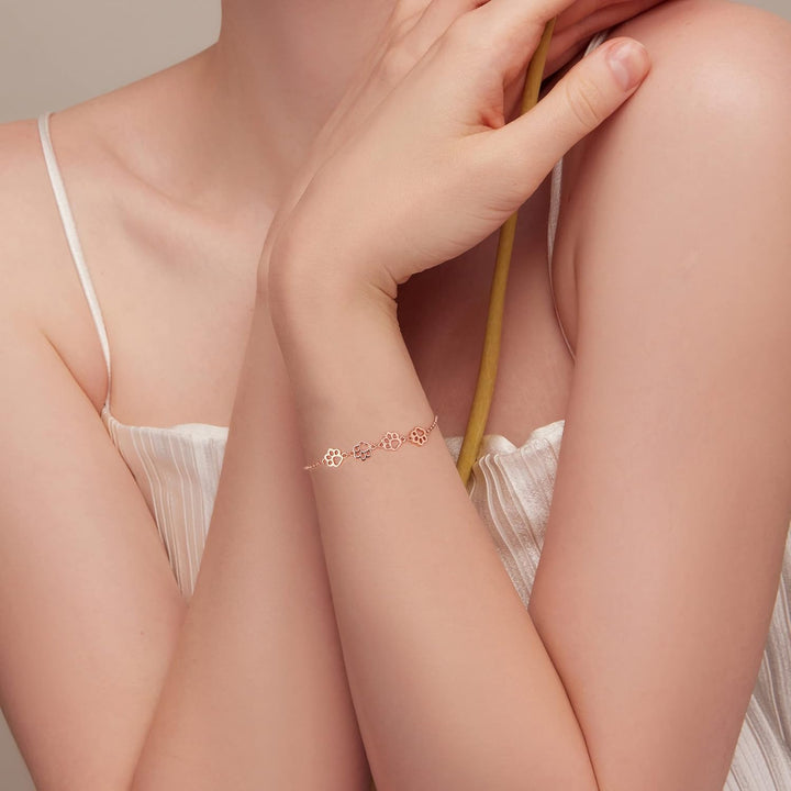 Nastaviteľný náramok so striebornou stopou labky