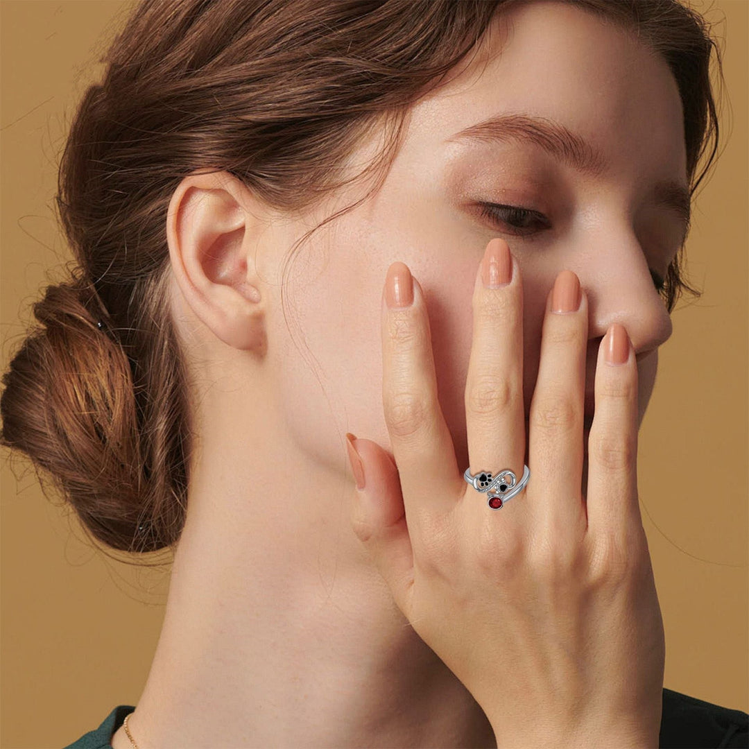 Nastaviteľný prsteň s dizajnom čiernych paw print a červeným drahokamom