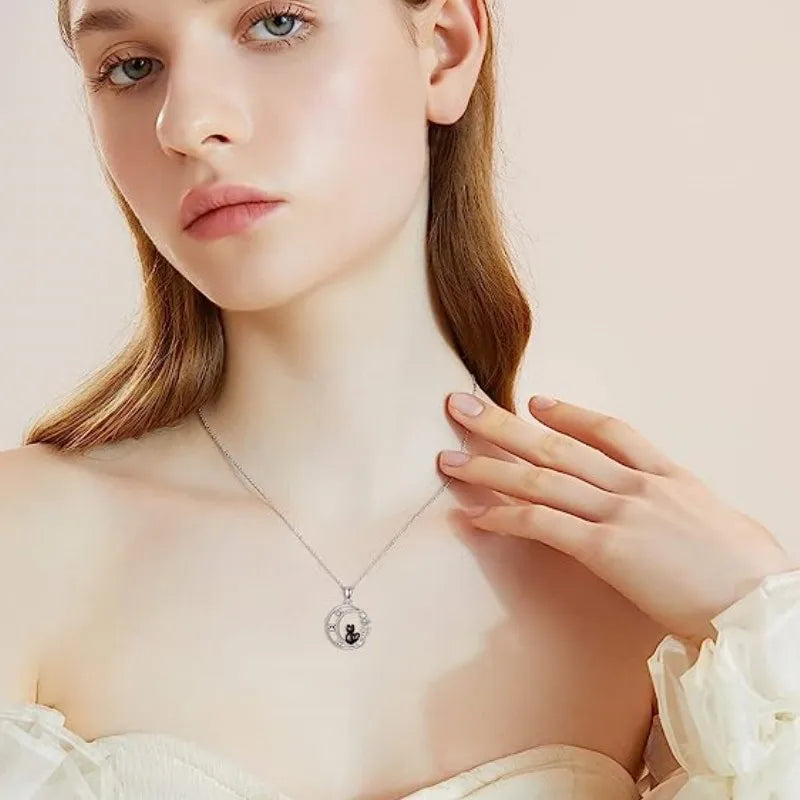 Mesiacom osvetlený čierny mačací krystalový prívesok na náhrdelníku