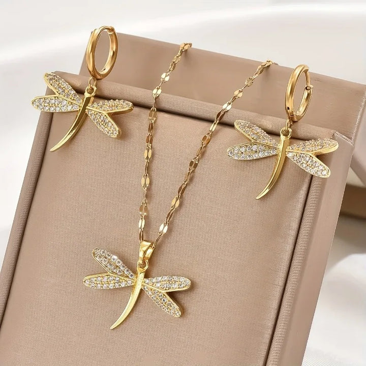 Zlatý náhrdelník s motýlikom a zodpovedajúcimi náušnicami