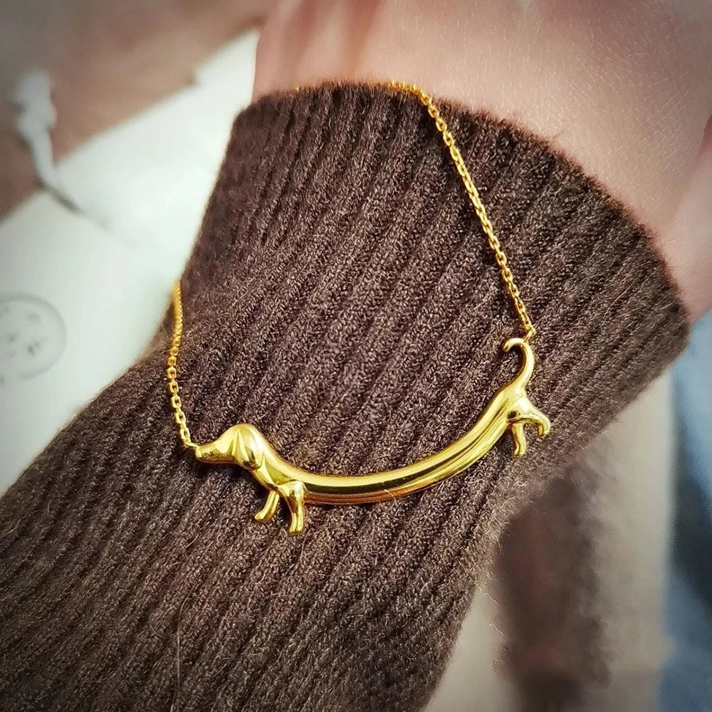 Náhrdelník so zlatým poťahom v tvare jazvečíka