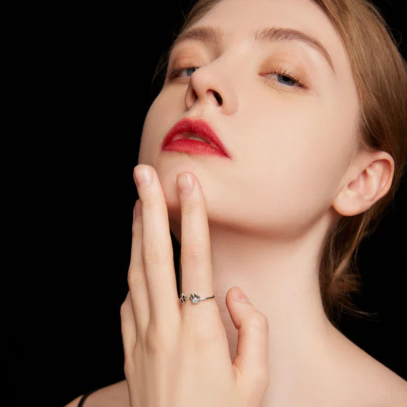 Nastaviteľný prsteň so stopou labky z 925 striebra so zirkónmi a smaltovými akcentmi