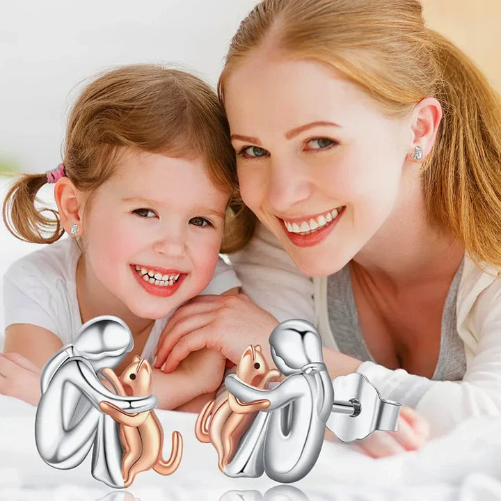 Náušnice objímajúcej mačky v striebornej a zlatej farbe