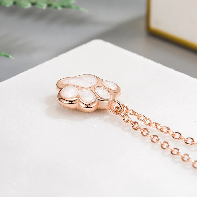 Prívesok na náhrdelník s labkou