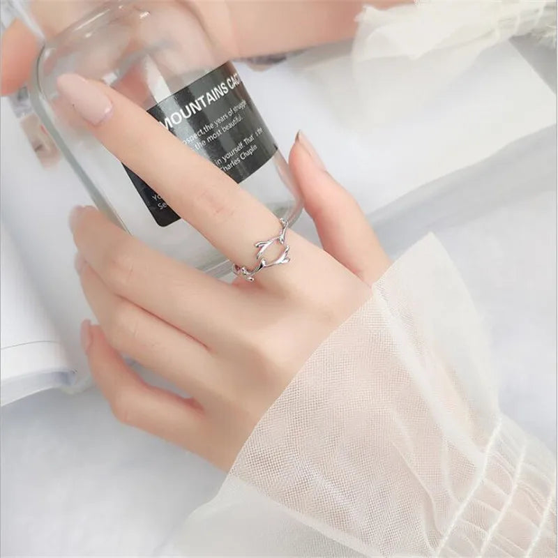 Prsteň so strieborným dizajnom v sterlingu