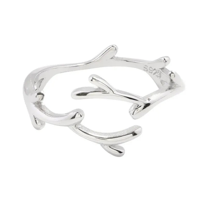 Prsteň so strieborným dizajnom v sterlingu