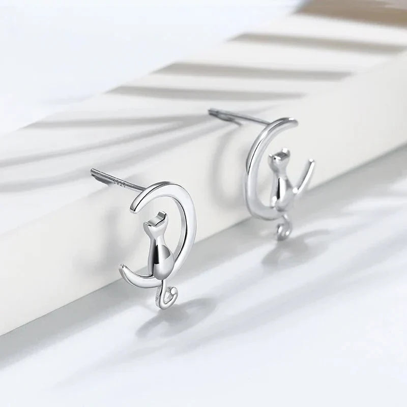 Náušnice z striebra so striebornými mačkami od Moon & Cat